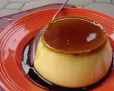 Un délicieux crème caramel, tout juste sorti du four, prêt à être dégusté. Sa texture onctueuse et son caramel doré invitent à la gourmandise.