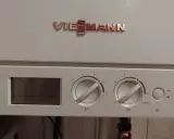 Panel sterowania kotła Viessmann Vitopend 100. Widoczny manometr, wyświetlacz i pokrętła regulacji. Przycisk RESET.