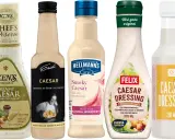 Flera flaskor caesardressing, inklusive Ken's, Hellmann's Smoky Caesar och Felix. Perfekt för ditt nästa caesardressing recept!