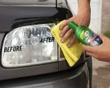 Mano aplica producto para limpiar faros de coche. Muestra el antes y después de un faro opaco.