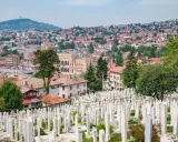 Widok na cmentarz i miasto Sarajewo. Warto zobaczyć to miejsce, by poczuć historię miasta.