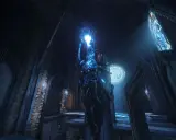 Mroczna, gotycka arena z Quake Champions. W centrum stoi niebieska, świetlista istota, a w tle widać witraż.