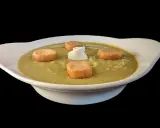 Soupe de pois cassés onctueuse, garnie de croûtons dorés et d'une touche de crème. Un délice réconfortant.