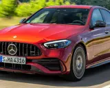 Roter Mercedes-AMG C43 fährt auf einer Straße. Die technischen Daten sind beeindruckend.