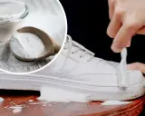 Jak wyczyścić białe buty materiałowe? Soda oczyszczona i szczoteczka to klucz do sukcesu.