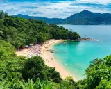 Piękna plaża na Phuket, idealna na wakacje w listopadzie. Słońce, turkusowa woda i bujna zieleń.