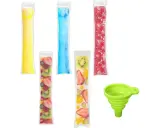 Cinco bolsas para helado flash: una amarilla, una azul, una roja y dos con trozos de fruta. Un embudo verde.