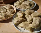 Talerze pełne pysznych, domowych pierogów z soczewicą, posypanych przyprawami. Idealne na obiad!