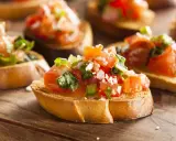 Frisch zubereitetes Bruschetta, ein klassisches italienisches Rezept, mit Tomaten, Basilikum und Parmesan auf geröstetem Brot.