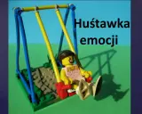Figurka z klocków na huśtawce, symbolizująca niestabilność emocjonalną.
