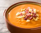 Un cuenco de salmorejo, la deliciosa comida típica de Córdoba, adornado con trocitos de huevo duro y jamón serrano.