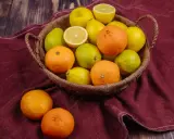 Koszyk pełen cytrusów: pomarańczy, cytryn i limonek. Hesperydyna, cenny flawonoid, znajduje się w skórce tych owoców.
