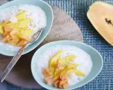 Douceur tropicale : tapioca au lait de coco, garni de mangue et papaye, parsemé de graines de sésame.