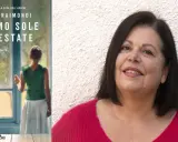 Daniela Raimondi, autrice de "Il primo sole dell'estate", sorride con un maglione fucsia.