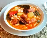 Un reconfortante plato de cocido montañés, con alubias blancas, patatas, chorizo, morcilla y berza.