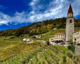 Le colline del Prosecco offrono panorami mozzafiato con vigneti a terrazze, un campanile antico e borghi pittoreschi. Cosa vedere in questo paesaggio incantevole.