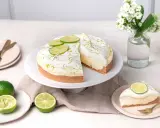 Un cheesecake au citron vert, garni de crème fouettée et de fines tranches de citron vert. Le fromage idéal pour un cheesecake est crémeux et légèrement acidulé.