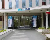 Wejście do Uniwersytetu WSB Merito Wrocław. Flagi z logo uczelni i polska flaga. Idealne miejsce na studia anglistyka Wrocław.