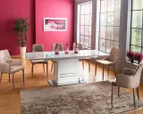 Elegancka jadalnia z marmurowym stołem, beżowymi krzesłami i dużą, dzieloną ramą okienną.