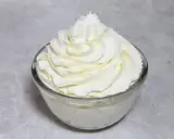 Chantilly aérienne, parfaitement montée au robot pâtissier, dans un bol en verre. Un délice pour les yeux et les papilles.