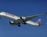 Samolot Qatar Airways z wysuniętym podwoziem, gotowy do lądowania. Idealny do podróży z bagażem podręcznym.