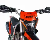 Pomarańczowy motocykl z czarnymi osłonami dłoni i reflektorem LED. Czy to silnik 4-suwowy, czy 2-suwowy?