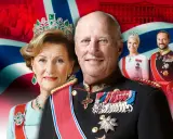 Kung Haralds ålder syns i hans vänliga leende. Han står med drottning Sonja, kronprins Haakon och kronprinsessan Mette-Marit framför norska flaggan och slottet.