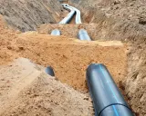 Excavación de una zanja para instalar tubería de gran diámetro.