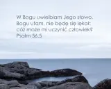 Kamieniste wybrzeże i spokojne morze. Tekst: "W Bogu uwielbiam Jego słowo, Bogu ufam, nie będę się lękał: cóż może mi uczynić człowiek? Psalm 56,5".