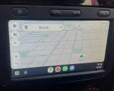 Pantalla de navegación de un coche con Google Maps. La evolución de la media nav permite ver el mapa y acceder a apps como WhatsApp.