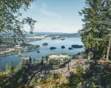 Widok z punktu widokowego w **Oslo park** na spokojną zatokę z licznymi wysepkami i miasteczkiem w oddali.