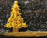 Choinka z makaronu DIY: Stwórz świąteczny hit krok po kroku!
