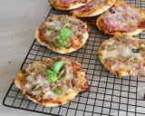 Mini pizze z tuńczykiem i oliwkami, idealne na szybką przekąskę. Ten najlepsza pizza przepis jest prosty i pyszny!