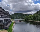 Hotel nad jeziorem Bystrzyckim, z plażą i pomostem, gdzie cumują łódki.