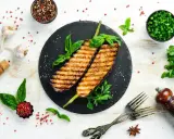Grillowane plastry bakłażana z bazylią i pieprzem – nietypowe dania z grilla, które zachwycają prostotą i smakiem.