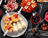 Gruselige Halloween Snacks: Frucht-Geister, Popcorn-Blut, Spinnennetz-Donuts und mehr. Perfekt für eine schaurig-schöne Party!