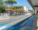 Stazione di Riccione, un tram colorato si avvicina. Perfetto per spostarsi tra Rimini e Riccione in estate.