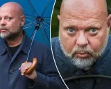 Peter LeMarc, med sitt karakteristiska skalliga huvud och skägg, håller ett blått paraply. En närbild visar hans intensiva blick.