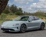 Grauer Porsche Taycan mit sportlichen Felgen, bereit für die nächste Fahrt. Die Porsche Taycan technische Daten versprechen Leistung und Effizienz.