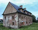 Stary budynek w Bieczu, zniszczony tynk, ceglane ściany, okna z drewnianymi ramami. Jedna z bieckich atrakcji, czekająca na renowację.