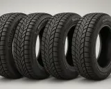 Quattro pneumatici invernali di marche note, tra cui Continental, Michelin, Pirelli e Nokian. Non sono pneumatici coreani, ma offrono prestazioni eccellenti.