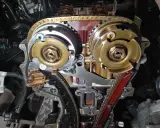 Wymiana rozrządu w Oplu Astrze J 1.4 Turbo. Widoczne koła zębate i łańcuch rozrządu.