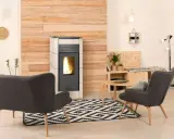 Estufa de pellet encendida manualmente, creando un ambiente acogedor en el salón.