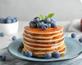 Pyszny stos naleśników z syropem i borówkami, idealny na śniadanie. Ten przepis na pancake zachwyci każdego!
