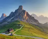 Dolomity, jedne z najpiękniejszych gór we Włoszech, z zielonymi zboczami i skalistymi szczytami oświetlonymi słońcem.