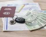 Karta pojazdu, kluczyki i pieniądze – komplet dokumentów i środków na zakup lub sprzedaż samochodu.