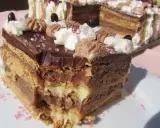 Un trozo de tarta de la abuela, con capas de galleta y crema de chocolate, decorada con nata y virutas rosas.