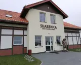 Skarbnica w Chłopach to świetne miejsce, by dowiedzieć się, co robić w Mielnie gdy pada deszcz.