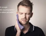 Mężczyzna z bólem szczęki przykłada zimny okład. Tekst informuje o przyczynach i sposobach radzenia sobie z tym problemem.