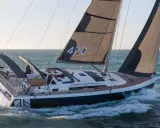 Voilier Dufour 470 en pleine navigation, voiles noires et blanches portant le numéro 470.